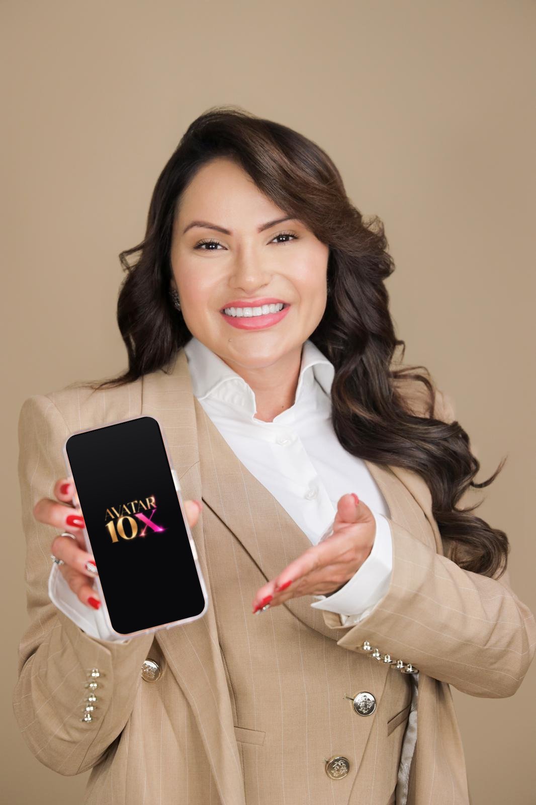 Mariah Sousa sorrindo e mostrando o logo Avatar 10X na tela do celular